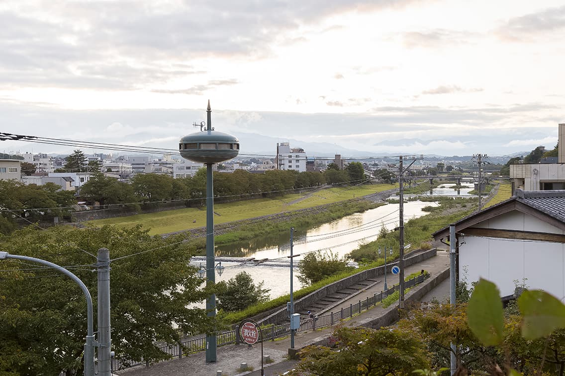 川沿いのモニュメント